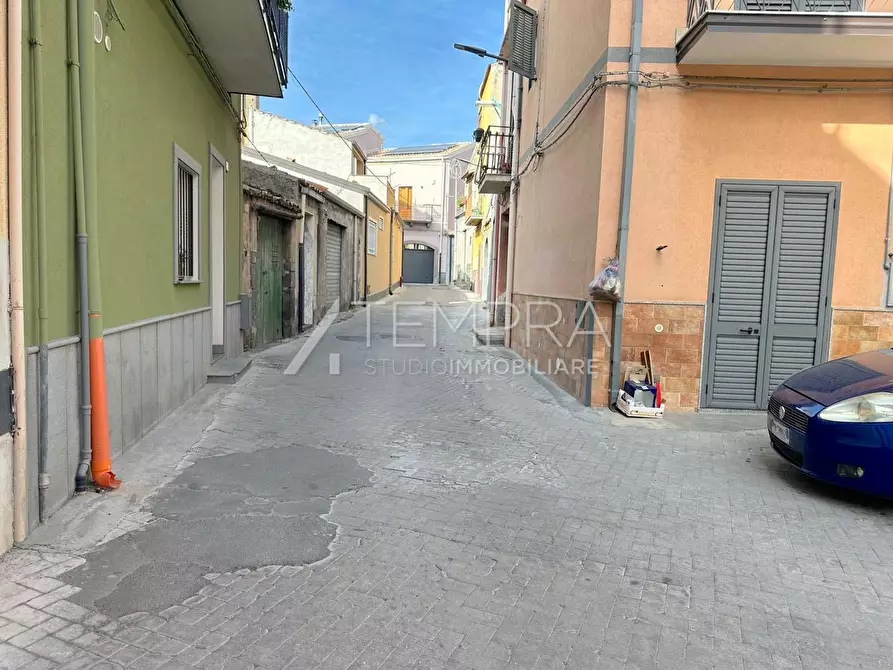 Immagine 24 di Appartamento in vendita  in Via Cipollone a Adrano