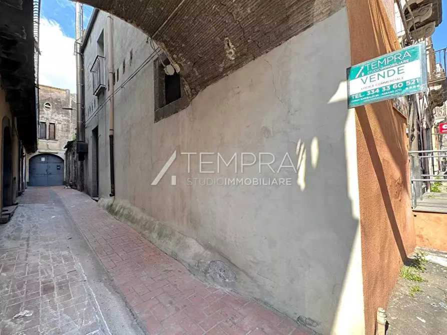 Immagine 17 di Locale commerciale in vendita  a Adrano