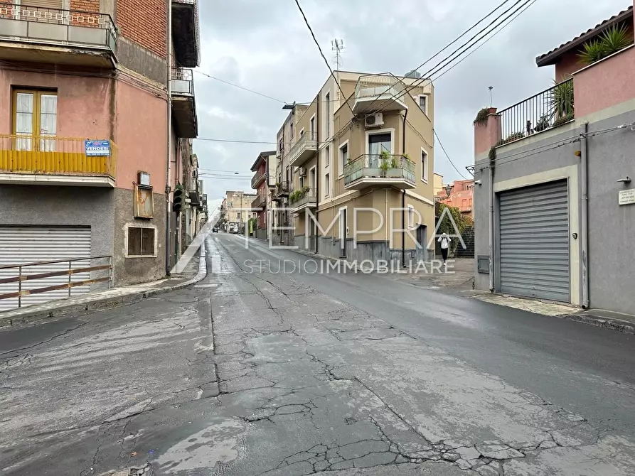 Immagine 10 di Locale commerciale in vendita  a Adrano
