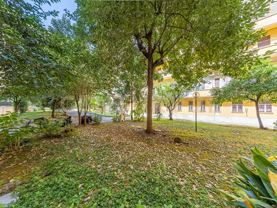 Immagine 25 di Trilocale in vendita  in Via Rosa Guarnieri Carducci 3 a Roma