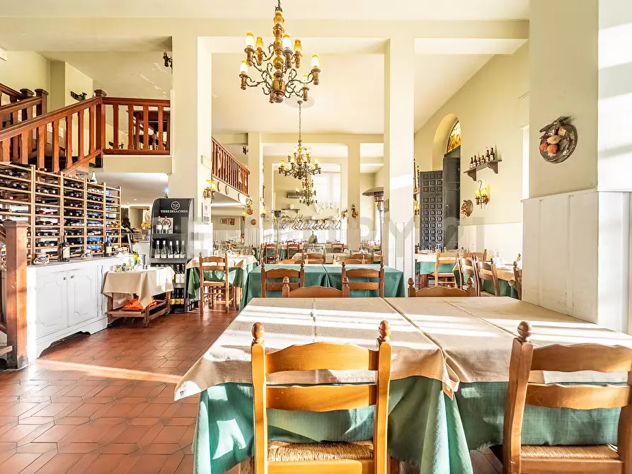 Immagine 7 di Locale commerciale in vendita  in Via Nemorense 17 a Nemi