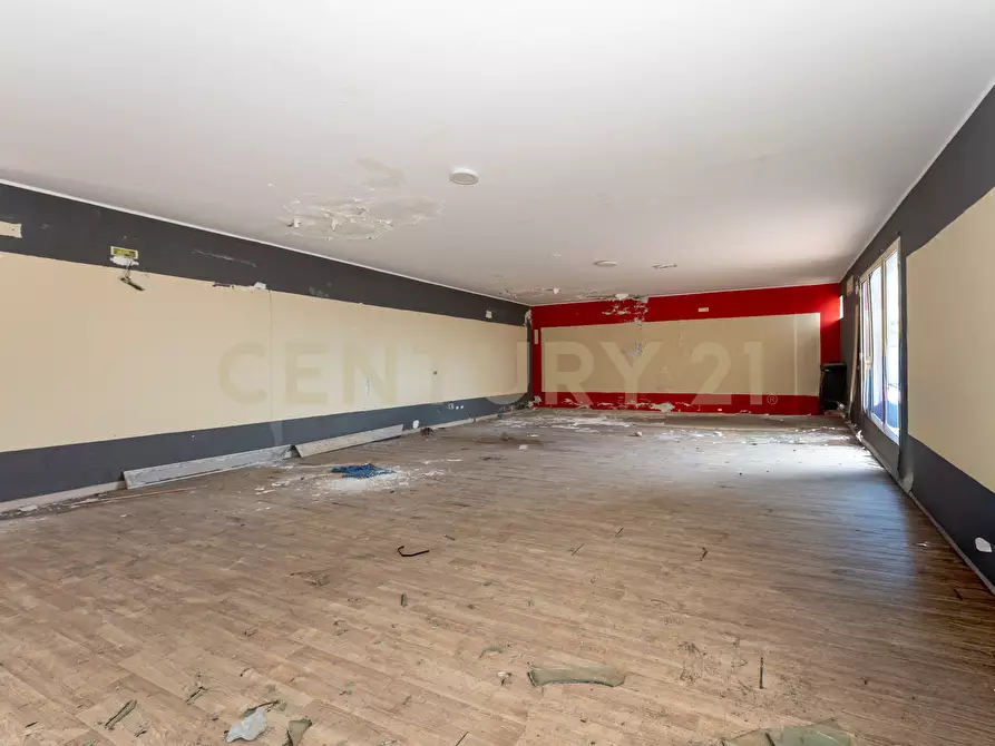 Immagine 27 di Showroom in vendita  in Via delle Scuole 1 a Aci Castello