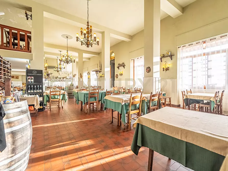 Immagine 6 di Locale commerciale in vendita  in Via Nemorense 17 a Nemi