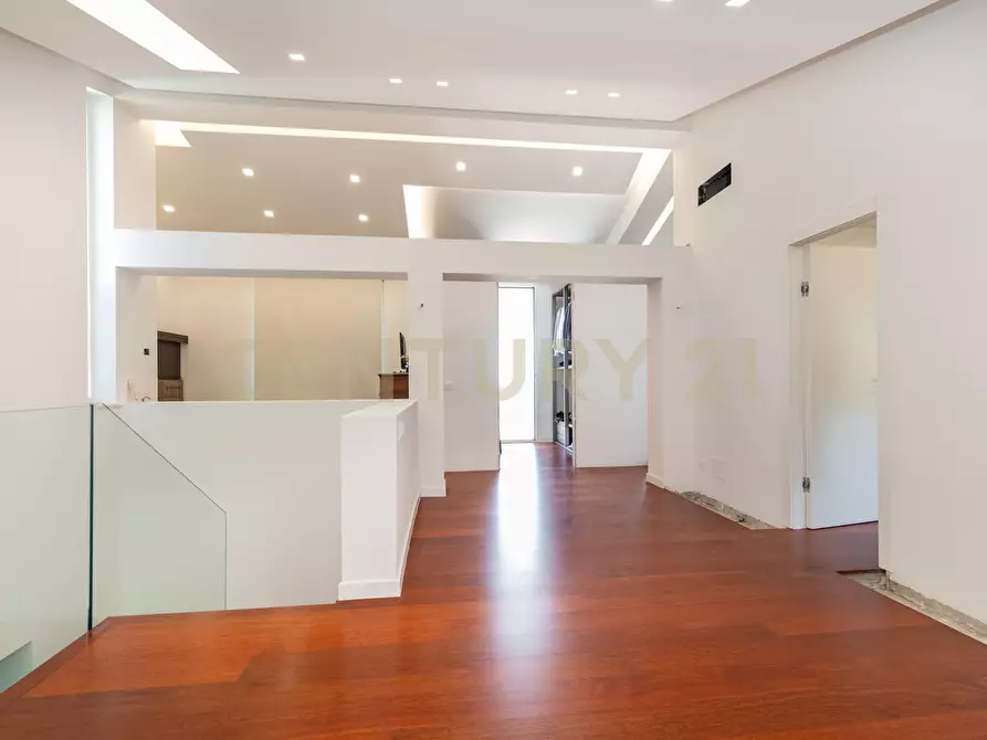 Immagine 57 di Villa in vendita  in SS284 a Adrano