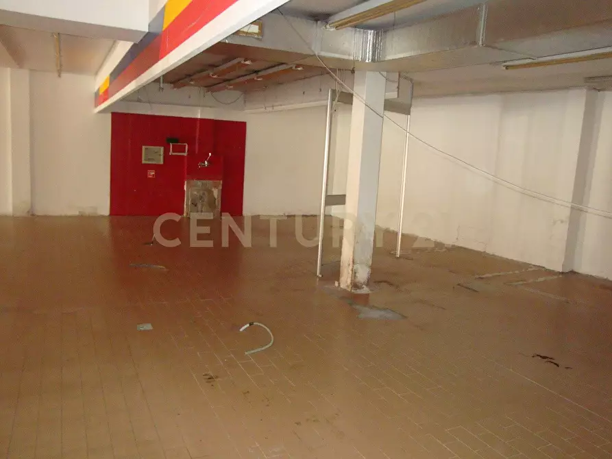 Immagine 9 di Locale commerciale in vendita  in Piazza Alcide De Gasperi 120 a San Giovanni Lupatoto