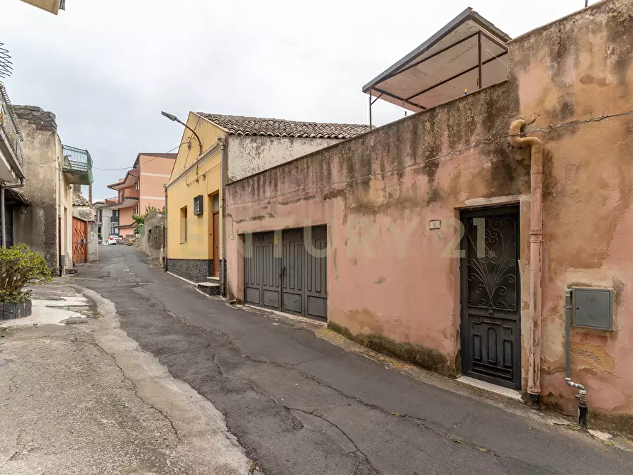 Immagine 45 di Casa indipendente in vendita  in Piazza Guglielmo Marconi 1 a Camporotondo Etneo