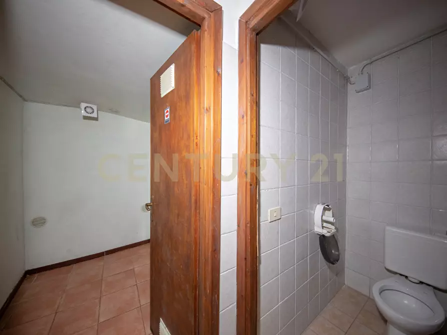 Immagine 24 di Locale commerciale in vendita  in Via Nemorense 19 a Nemi