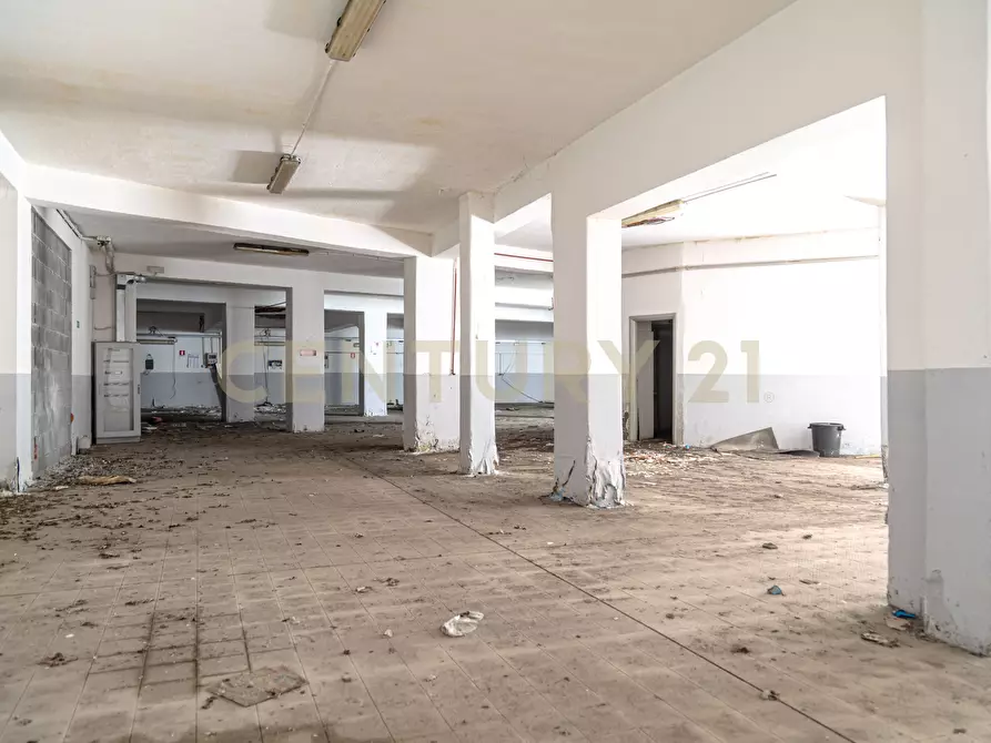 Immagine 9 di Locale commerciale in vendita  in Via Renato Fucini 10 a Catania