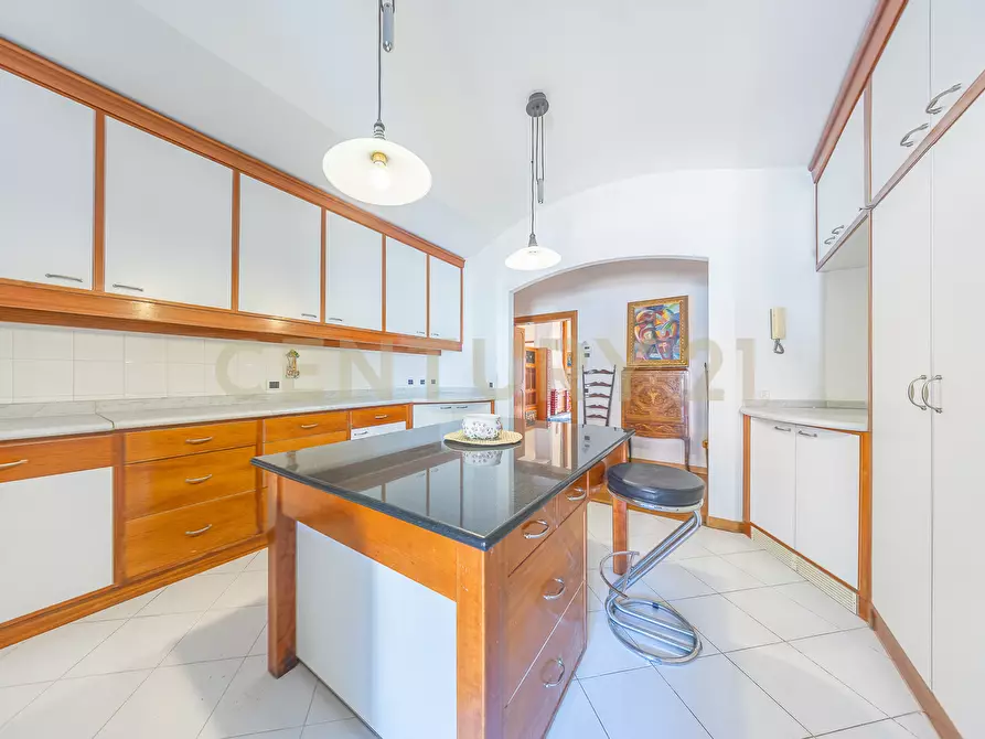 Immagine 33 di Pentalocale in vendita  in Via della Croce 71 a Roma