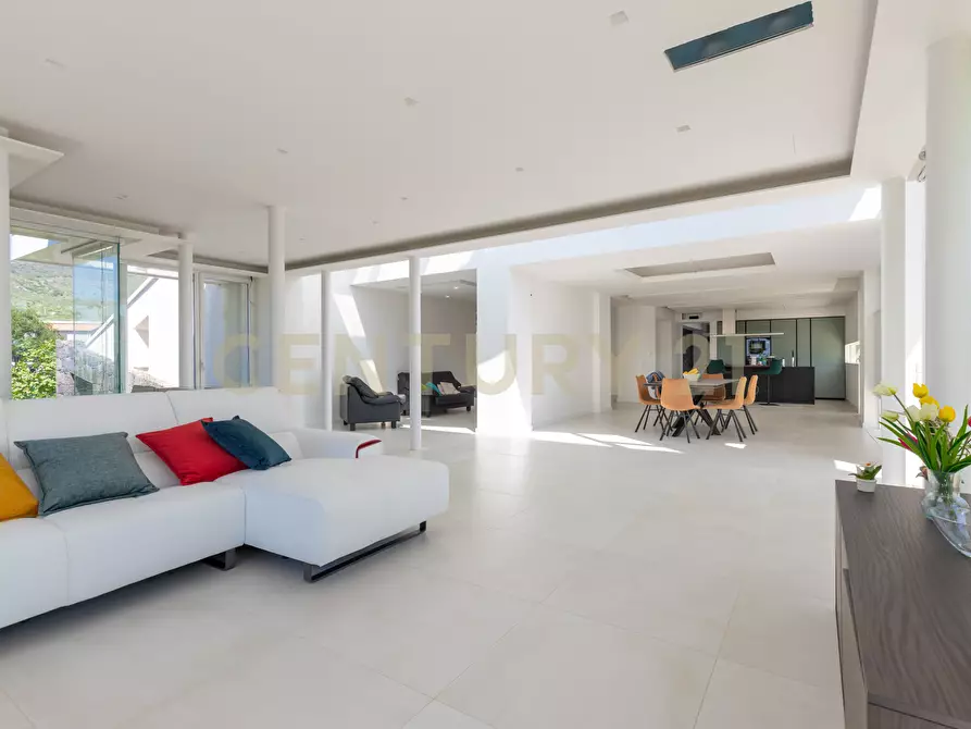 Immagine 42 di Villa in vendita  in SS284 a Adrano