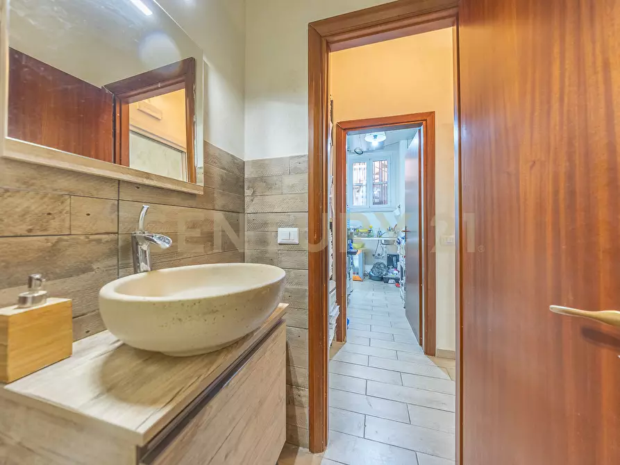 Immagine 25 di Locale commerciale in vendita  in VIA AUGUSTA GENINA 16 a Roma