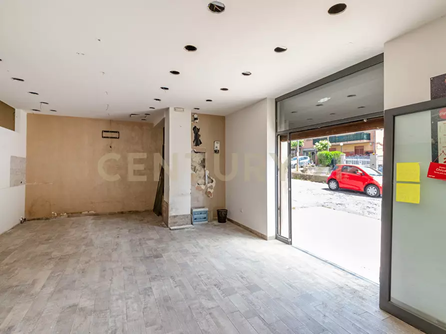 Immagine 3 di Locale commerciale in vendita  in Via Tiziano 10 a Gravina Di Catania