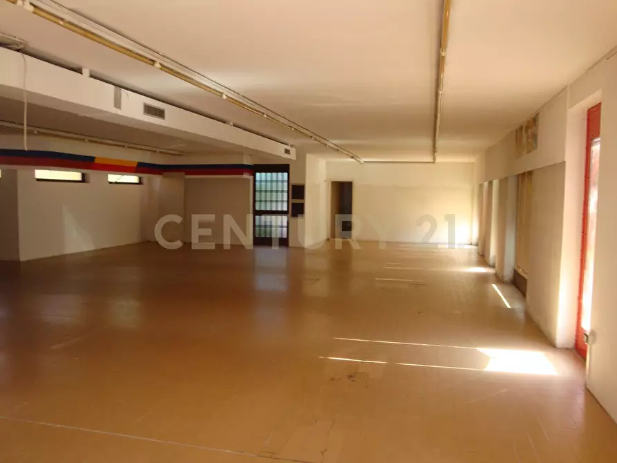 Immagine 12 di Locale commerciale in vendita  in Piazza Alcide De Gasperi 120 a San Giovanni Lupatoto