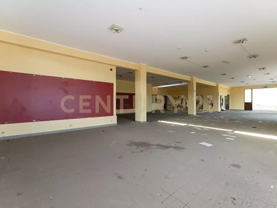 Immagine 11 di Showroom in vendita  in Via delle Scuole 1 a Aci Castello