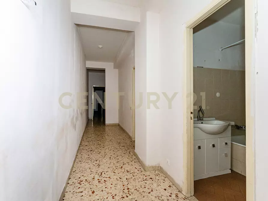 Immagine 33 di Pentalocale in vendita  in Via Due Obelischi 48 a Gravina Di Catania