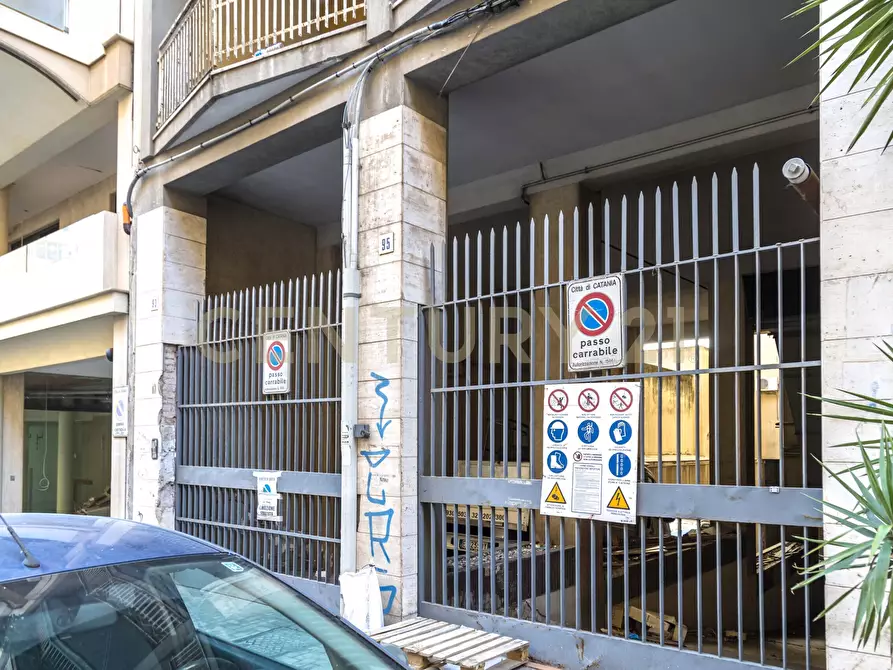 Immagine 5 di Garage in vendita  in Via Milano 93 a Catania