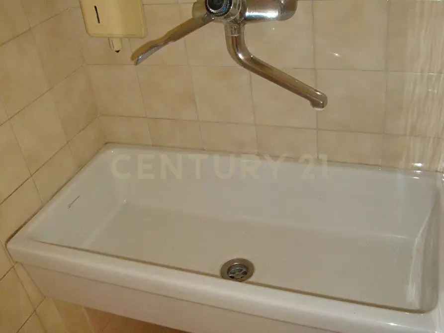 Immagine 16 di Locale commerciale in vendita  in Piazza Alcide De Gasperi 120 a San Giovanni Lupatoto