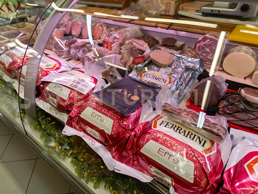 Immagine 28 di Locale commerciale in vendita  in Via Caronda 440 a Catania