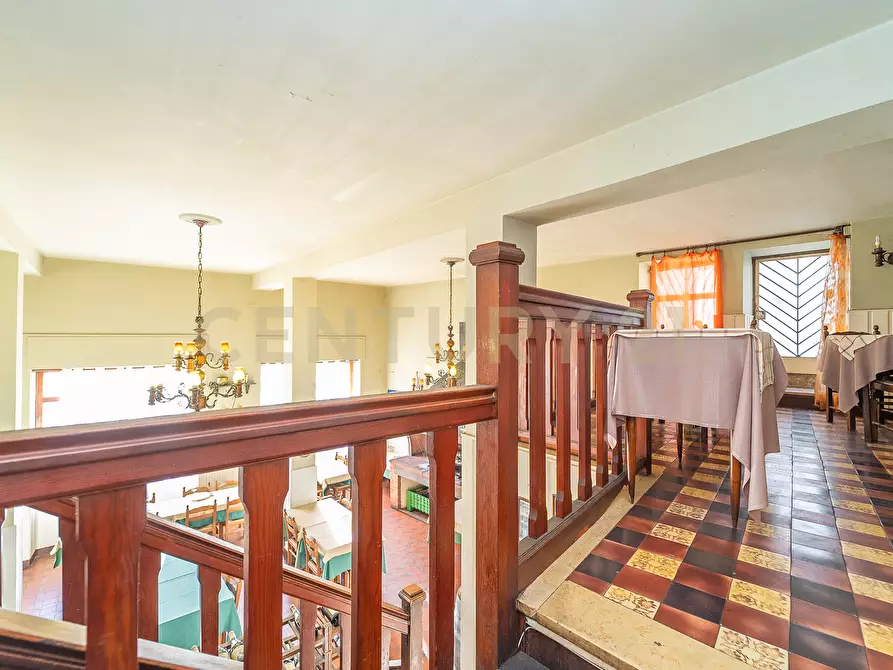 Immagine 15 di Locale commerciale in vendita  in Via Nemorense 17 a Nemi