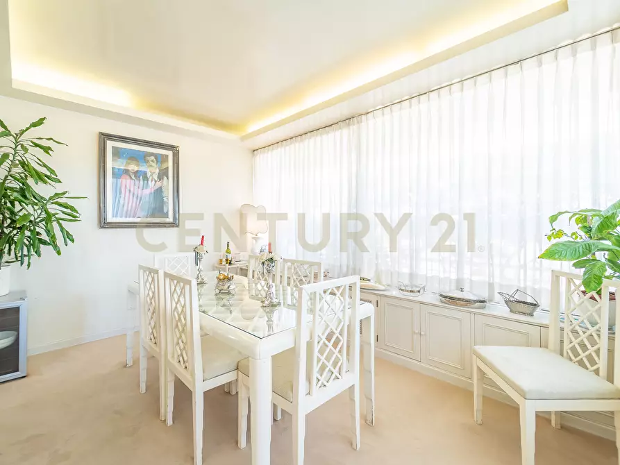 Immagine 3 di Attico in vendita  in Viale Cortina d'Ampezzo 199 a Roma