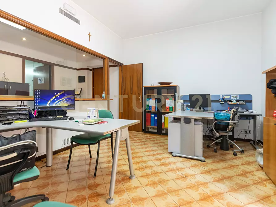 Immagine 9 di Pentalocale in vendita  in Via Grazia Deledda 2 a Catania