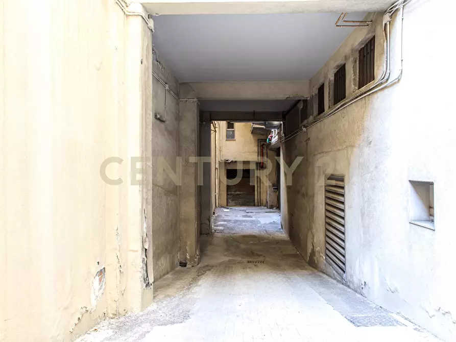 Immagine 9 di Locale commerciale in vendita  in Via Milano 93 a Catania