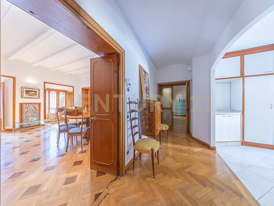 Immagine 26 di Pentalocale in vendita  in Via della Croce 71 a Roma