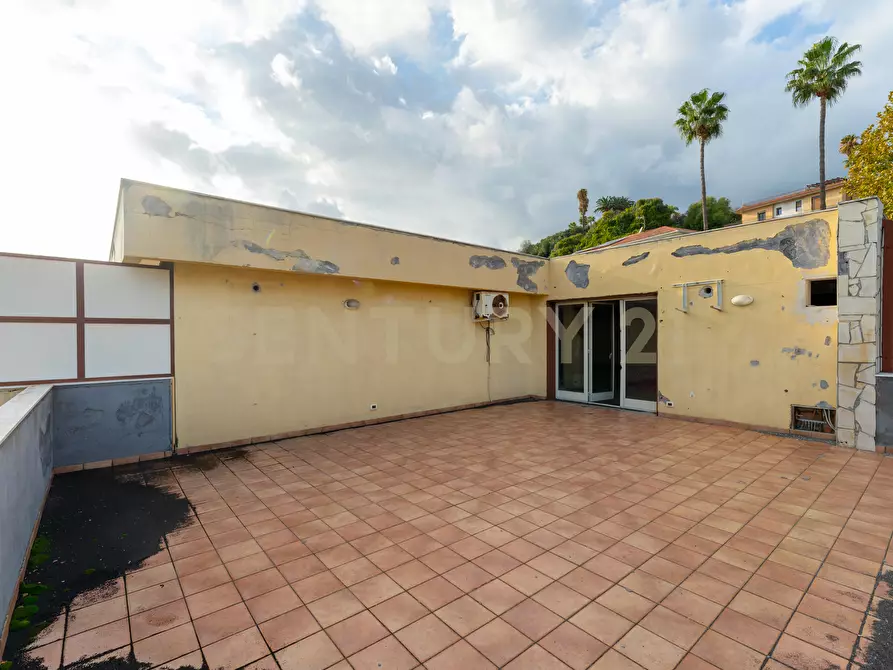 Immagine 30 di Showroom in vendita  in Via delle Scuole 1 a Aci Castello