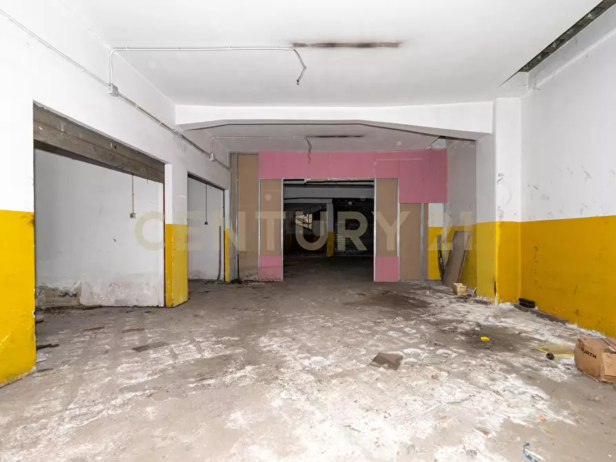 Immagine 20 di Locale commerciale in vendita  in Via Carnazza 37 a Tremestieri Etneo