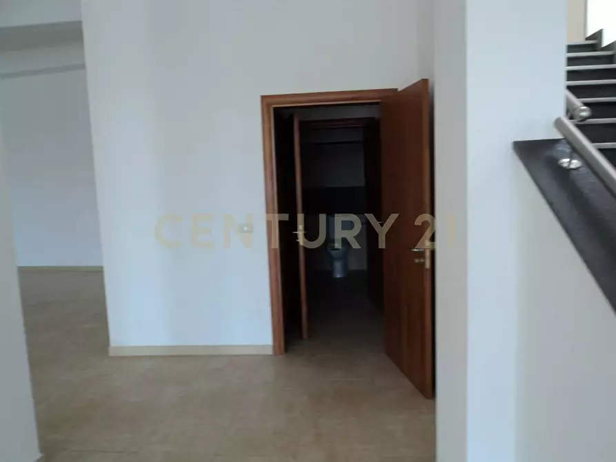 Immagine 16 di Locale commerciale in vendita  in Via Archimede 149 a Catania