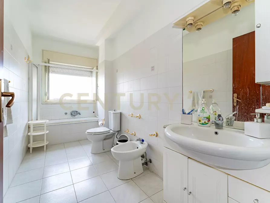 Immagine 36 di Quadrilocale in vendita  in Viale Librino 1 a Catania