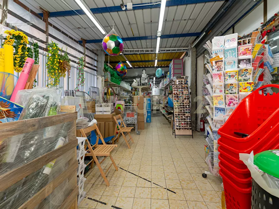 Immagine 8 di Attività commerciale in vendita  in Via Nizzeti 6 a Aci Catena