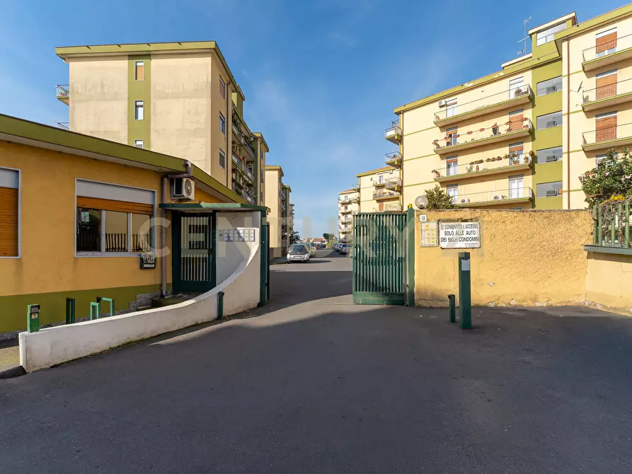 Immagine 2 di Pentalocale in vendita  in Via Fratelli Bandiera 13 a Gravina Di Catania