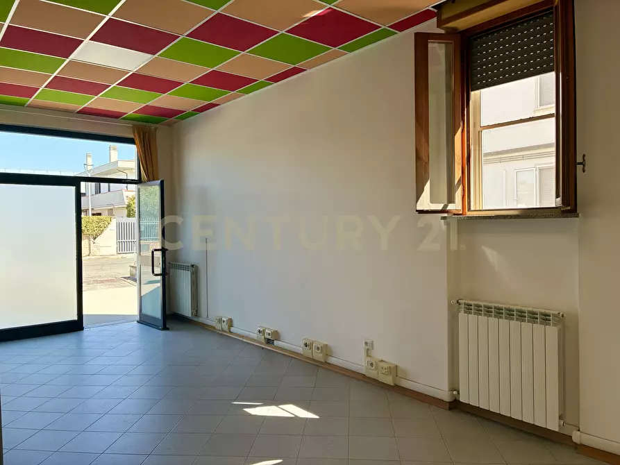 Immagine 9 di Locale commerciale in vendita  in Via della Pace 50 a Orbetello