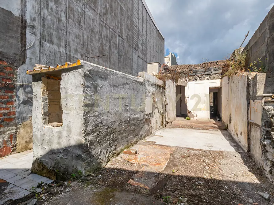 Immagine 18 di Casa indipendente in vendita  in Via Duca di Massa 17/19 a Aci Castello