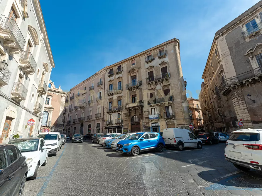 Immagine 15 di Locale commerciale in vendita  in Piazza Manganelli 15 a Catania