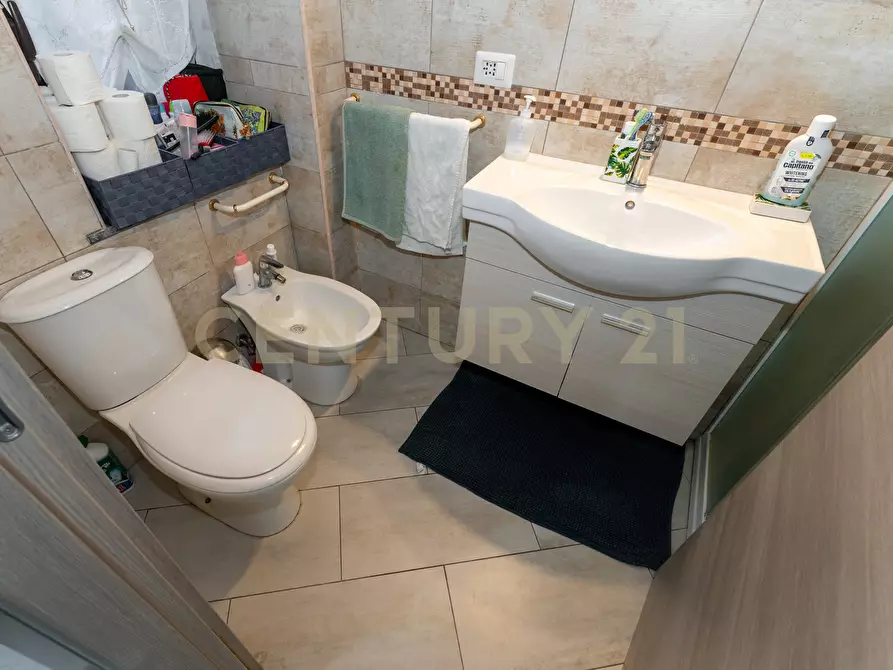 Immagine 22 di Bilocale in vendita  in via adelia 98 a Catania