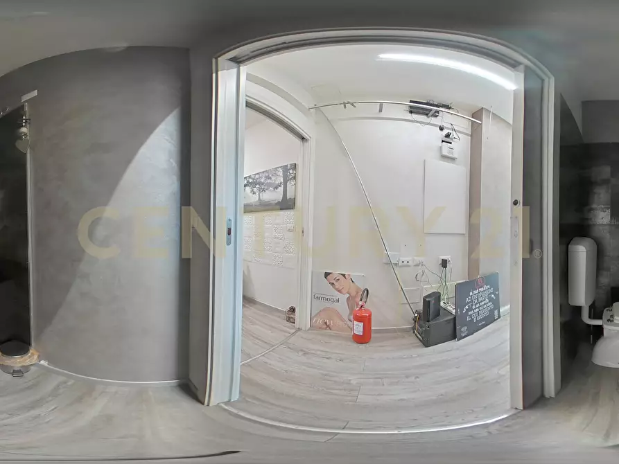 Immagine 33 di Locale commerciale in vendita  in Via del Bosco 163 a Catania