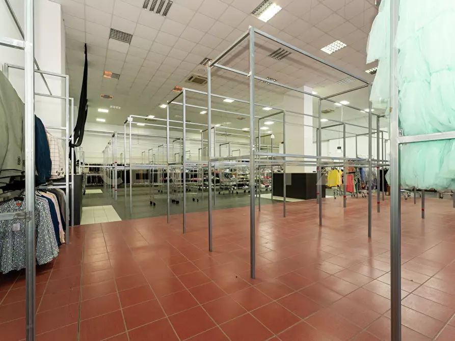 Immagine 24 di Attività commerciale in vendita  in Viale del Commercio a Misterbianco