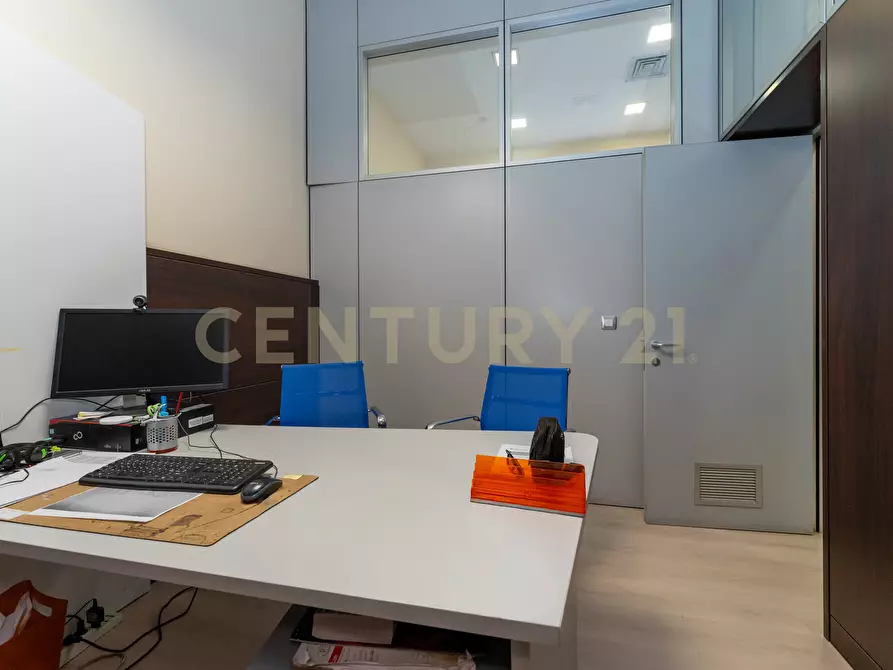 Immagine 13 di Locale commerciale in vendita  in Corso delle Province 23 a Catania