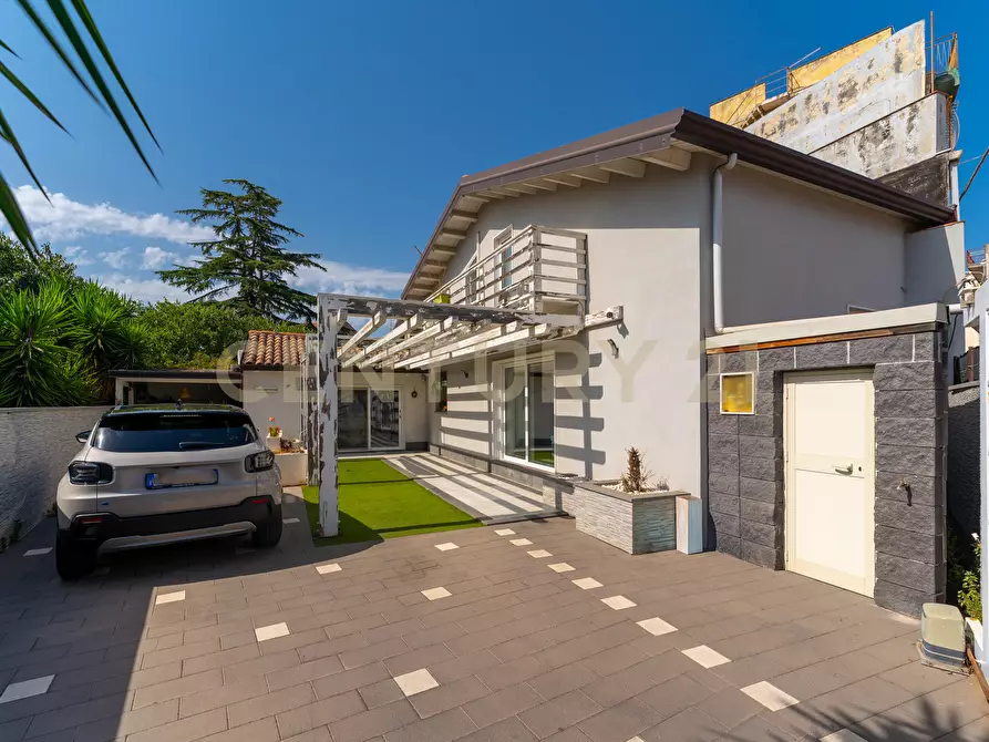 Immagine 1 di Villa in vendita  in Via Immacolata a Catania