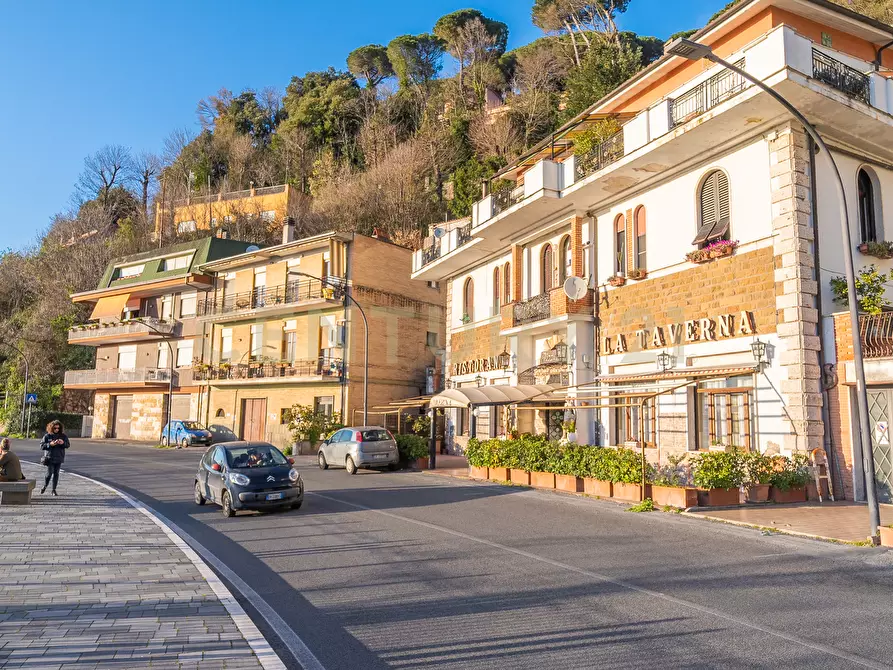 Immagine 39 di Locale commerciale in vendita  in Via Nemorense 17 a Nemi