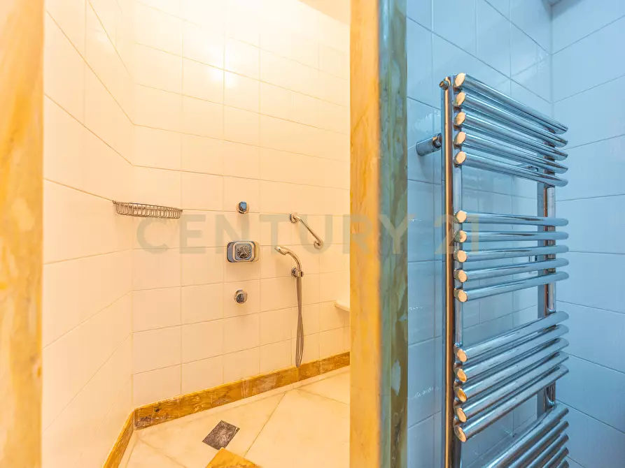 Immagine 44 di Pentalocale in vendita  in Via della Croce 71 a Roma