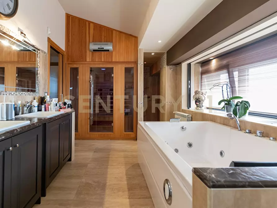 Immagine 43 di Villa in vendita  in Via Brinzio 20 a Aci Catena