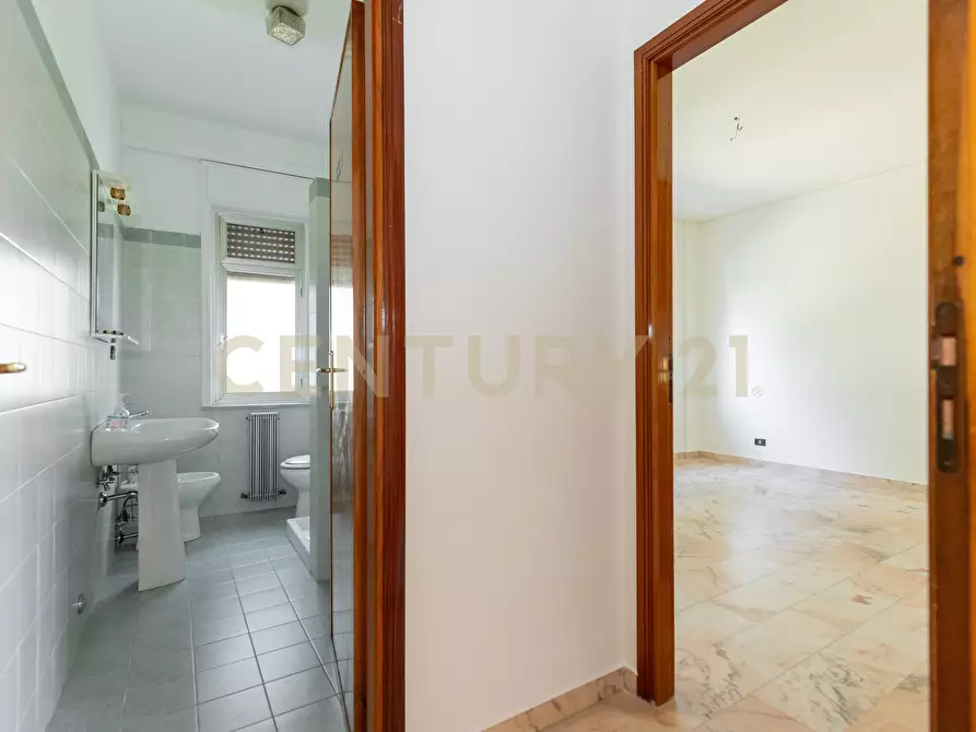 Immagine 25 di Pentalocale in affitto  in Viale Lorenzo Bolano 45 a Catania