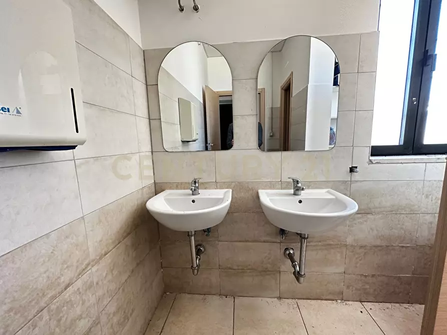 Immagine 23 di Locale commerciale in vendita  in Via Partenope 2 a Anzio