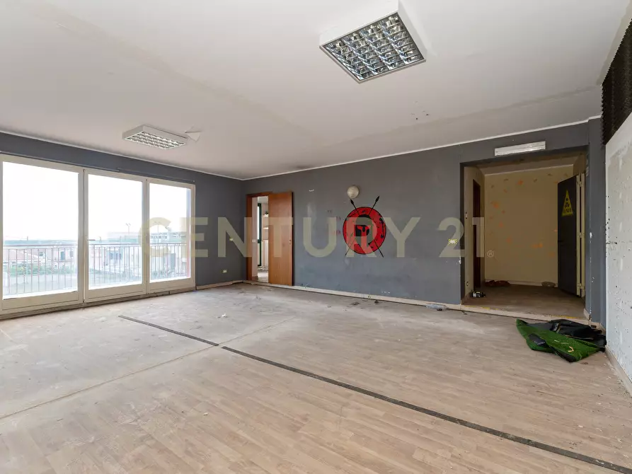 Immagine 53 di Showroom in vendita  in Via delle Scuole 1 a Aci Castello