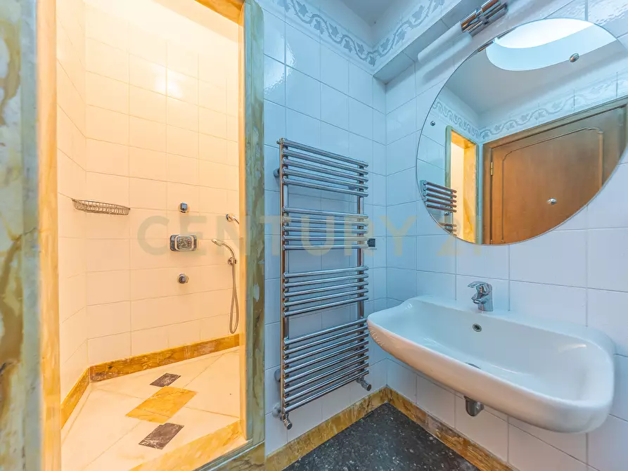 Immagine 43 di Pentalocale in vendita  in Via della Croce 71 a Roma