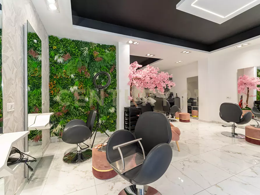 Immagine 11 di Locale commerciale in vendita  in Via Vittorio Emanuele II 113a a Gravina Di Catania