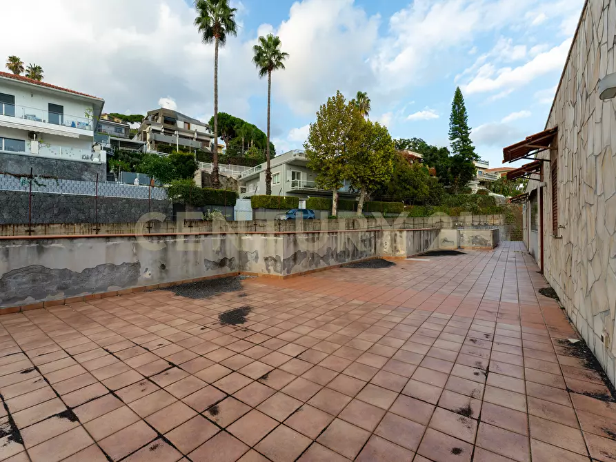 Immagine 32 di Showroom in vendita  in Via delle Scuole 1 a Aci Castello